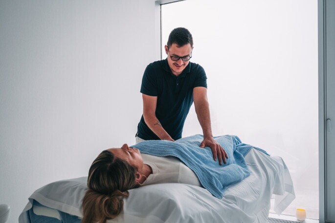 Therapeut:in (medizinische Massage) – Teilzeit ab 25 h/Woche (ALL GENDERS), 1. Bild